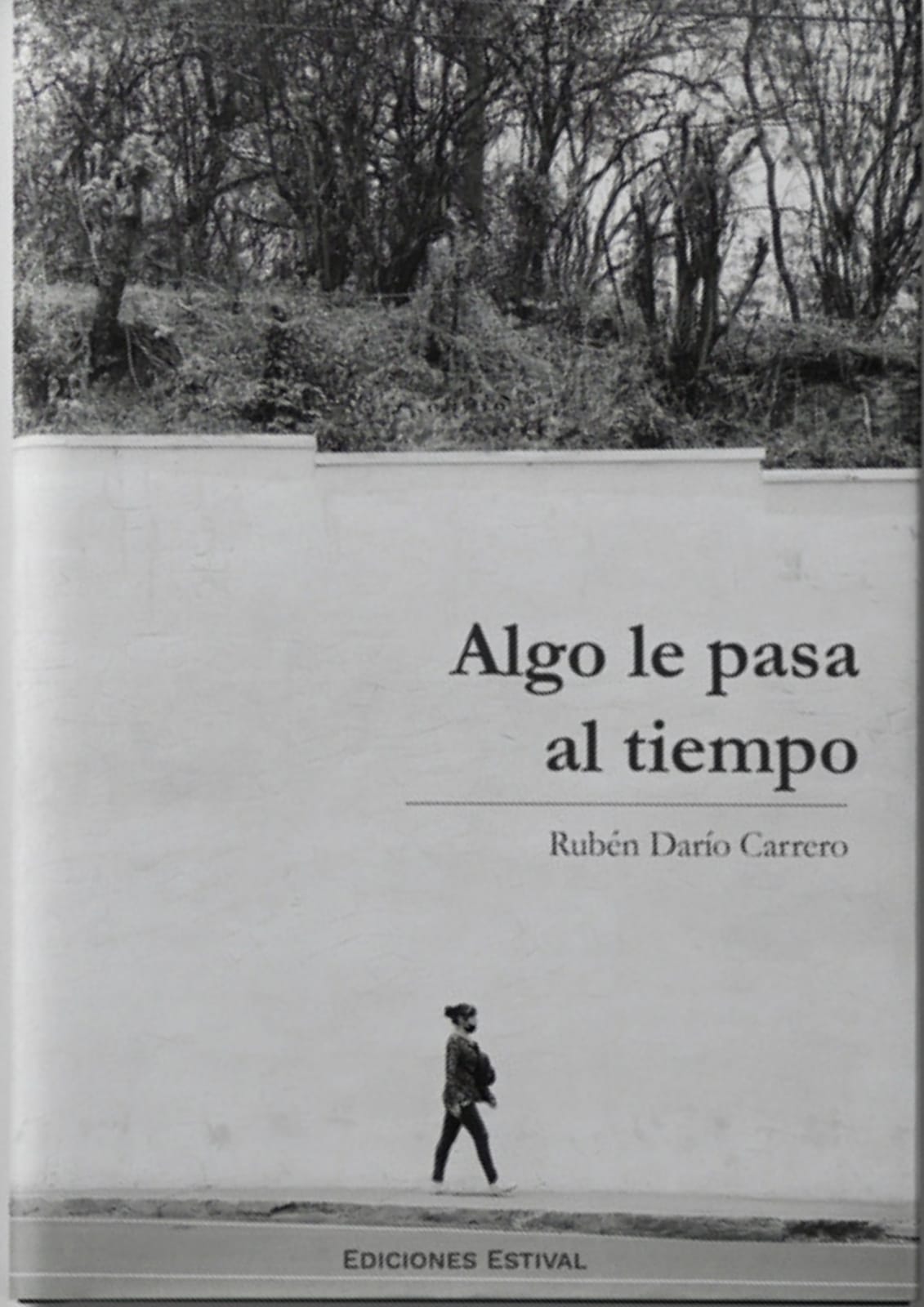 Algo le pasa al tiempo by Rubén Darío Carrero